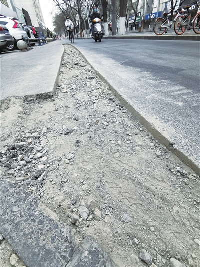 被挖開的路面。