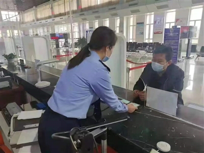 市民在銀川市機動車輛管理所辦理業(yè)務。交警供圖
