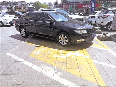 <p>　　銀川溫州商城門口停車場(chǎng)殘疾人專用泊位被占用。</p>