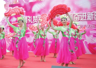 3月7日，銀川市興慶區(qū)舉行紀念三八婦女節(jié)表彰先進暨文藝展演活動，向三八紅旗手、優(yōu)秀婦女組織、巾幗文明崗等先進個人和集體頒獎。興慶區(qū)文化旅游體育廣電局組織文藝團體獻上精彩的文藝節(jié)目，為婦女先進送上節(jié)日祝福。本報記者  高曉剛  攝