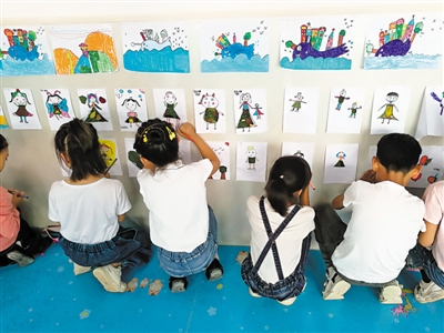 <p>　　移民村孩子拿起畫(huà)筆描繪美好生活?！　?　　　　　　（圖片由受訪者提供）</p>