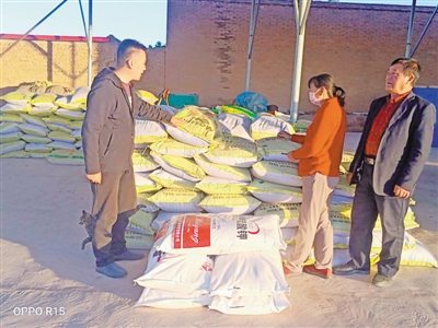 <p>　　楊彥昭（左）為種植戶送化肥。</p>