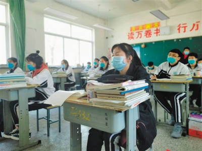 <p>　　五月八日，鹽池縣高級(jí)中學(xué)高三學(xué)生在上課。</p>