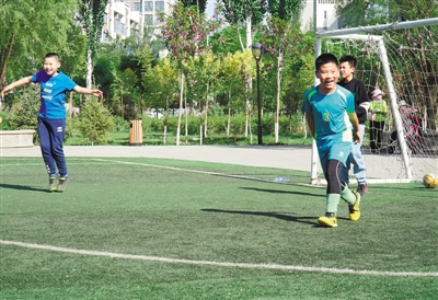<p>　　5月9日，在銀川市華雁湖畔一個(gè)小足球場(chǎng)，小學(xué)生射門后歡慶勝利。</p>