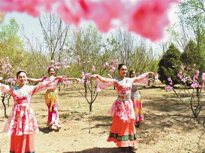<p>　　“五一”假期，黃河橫城景區(qū)內(nèi)身著傳統(tǒng)服裝的姑娘們起舞迎賓。整個(gè)假期寧夏A級(jí)景區(qū)累計(jì)接待國(guó)內(nèi)游客74.35萬(wàn)人次，旅游企業(yè)復(fù)工復(fù)產(chǎn)有序推進(jìn)，全區(qū)96家A級(jí)以上旅游景區(qū)已開(kāi)放72家，占總數(shù)的75%。	　　　</p>