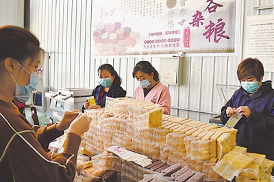 <p>　　鹽池縣“對(duì)了”雜糧食品公司工作人員在分裝小雜糧產(chǎn)品。我區(qū)企業(yè)積極履行好食品安全主體責(zé)任，嚴(yán)把市場(chǎng)準(zhǔn)入關(guān)，保障市場(chǎng)供應(yīng)，暢通追溯渠道，確保老百姓“吃得放心、用得安心”。</p>