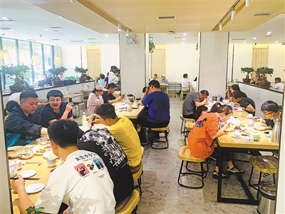 <p>　　吳忠市利通區(qū)一早茶拉面館恢復(fù)往日人氣。利通區(qū)開(kāi)展電商美食節(jié)活動(dòng)，近百家餐飲店參與，為顧客每人發(fā)放50元餐飲電子消費(fèi)券是活動(dòng)最大亮點(diǎn)。</p>