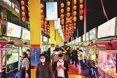 <p>　　充滿煙火氣的銀川市西夏區(qū)懷遠(yuǎn)夜市人氣火爆。銀川市多措并舉，在做好疫情防控的同時(shí)，積極推出夜間餐飲、旅游、文化娛樂(lè)等消費(fèi)活動(dòng)，逐步恢復(fù)“夜經(jīng)濟(jì)”發(fā)展，不斷擴(kuò)大內(nèi)需，提升城市活力。　本版圖片均本報(bào)記者　王鼎　攝</p>