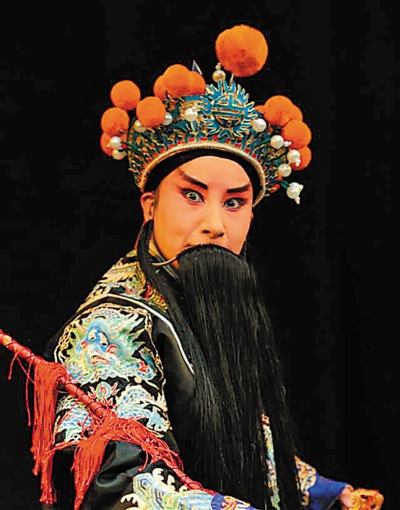 <p>　　屈連英在演出中。</p><p>　　（圖片由受訪者提供）</p>