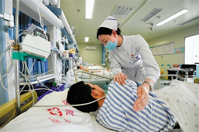 <p>　　⑧　石嘴山市第二人民醫(yī)院重癥醫(yī)學(xué)科（ICU）護(hù)士長、第三批寧夏援助湖北醫(yī)療隊(duì)隊(duì)員吳麗正在為久臥病床的病人拍打后背。</p>