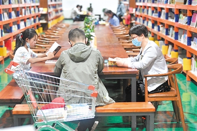 <p>　　近日，在寧夏首家倉儲式書籍賣場—新華書店發(fā)行集團(tuán)德勝倉，市民在靜謐的環(huán)境中讀書。該賣場是由一處占地1600平方米的倉庫改造而成，書籍總量超過10萬冊，涉及政治、經(jīng)濟(jì)、哲學(xué)、教育、文學(xué)、藝術(shù)等類別。除了海量的書籍，該賣場還著重營造閱讀環(huán)境，設(shè)置了閱讀區(qū)、文創(chuàng)區(qū)等區(qū)域，配備了讀書會等活動所需的多媒體設(shè)備，還有涂鴉墻和樂高墻，讓讀者可以“即興創(chuàng)作”。</p><p>　　本報記者 馬楠 攝</p>