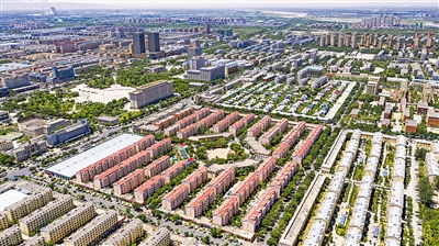 吳忠市利通區(qū)金星鎮(zhèn)金花園社區(qū)航拍圖。從航拍照片看，廣場位于社區(qū)的中心，廣場也是社區(qū)各族居民的活動中心、交往中心和休閑中心。                           本報記者 黨碩 攝