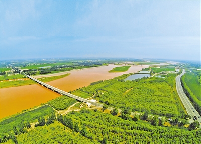 黃河滋養(yǎng)著寧夏這片沃土，兩岸處處生機盎然。（資料圖片）                                                                                         本報記者 王曉龍 攝