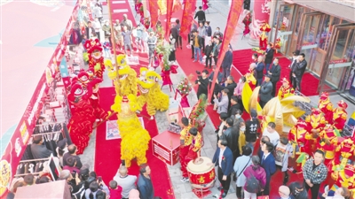 <p>　　10月1日，“雙節(jié)”來臨，銀川到處洋溢著喜慶的氣氛。一大早，興慶區(qū)鼓樓步行街就熱鬧非凡。一支從賀蘭縣趕來的舞獅隊(duì)的精彩表演，將歡樂的氣氛推向高潮。</p><p>　　本報(bào)記者　錢建忠　攝　</p>