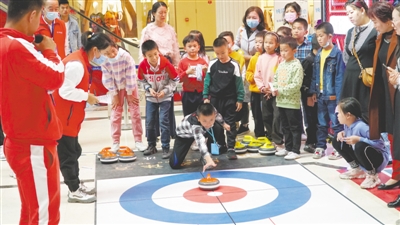 <p>　　10月1日，“雙節(jié)”長假第一天，銀川市金鳳區(qū)2020年“禮贊華誕·燃情中秋”秋季冰雪運(yùn)動(dòng)嘉年華首場活動(dòng)拉開帷幕。</p><p>　　本報(bào)記者　王剛　攝　</p>
