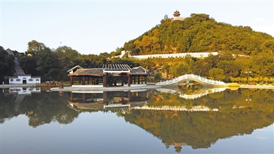 <p>　　　　臥龍山公園一景。</p>