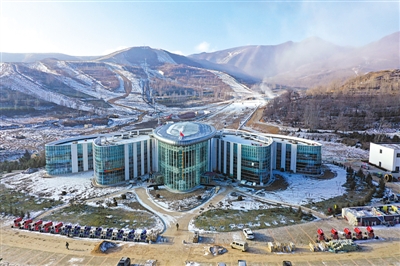 <p>　　2　寧夏婭豪國(guó)際滑雪場(chǎng)</p><br/><p>　　寧夏婭豪國(guó)際滑雪場(chǎng)項(xiàng)目位于興盛鄉(xiāng)新旗村，是涇源縣通過(guò)招商引資引進(jìn)遼寧沈陽(yáng)婭豪滑雪產(chǎn)業(yè)集團(tuán)投資建設(shè)的全域旅游發(fā)展重點(diǎn)建設(shè)項(xiàng)目滑雪場(chǎng)每年可接待游客35萬(wàn)人次，可提供周邊群眾就業(yè)崗位400多個(gè)，進(jìn)一步延長(zhǎng)旅游服務(wù)產(chǎn)業(yè)鏈，豐富四季旅游業(yè)態(tài)，拓寬群眾增收渠道。</p>