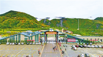 <p>　　3　六盤(pán)山國(guó)家森林公園</p><br/><p>　　六盤(pán)山是紅軍長(zhǎng)征翻越的最后一座高山，被譽(yù)為黃土高原上的一顆綠色明珠，是西北地區(qū)重要的水源涵養(yǎng)林基地，也是享譽(yù)區(qū)內(nèi)外的旅游避暑勝地。</p>