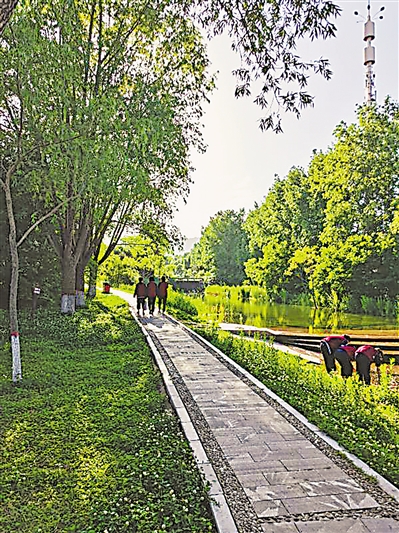 <p>　　4　20公里旅游服務(wù)帶建設(shè)</p><br/><p>　　20公里旅游服務(wù)帶是涇源縣全域旅游重點(diǎn)建設(shè)項(xiàng)目。主要圍繞主道路及慢行道、綠化美化、景觀水系、旅游基礎(chǔ)設(shè)施、鄉(xiāng)村旅游五大部分進(jìn)行提升改造。</p>