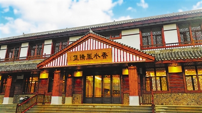 <p>　　5　香水風(fēng)情堡</p><br/><p>　　涇源縣重點(diǎn)打造的特色村寨和精品民宿，也是涇華路20公里旅游服務(wù)帶上的一顆璀璨明珠。由樹(shù)木環(huán)繞花景和大田花海組成，成為集旅游觀光、休閑避暑、旅游扶貧于一體的鄉(xiāng)村旅游示范點(diǎn)。</p>