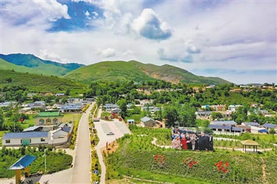 <p>　　6　楊嶺村田園綜合體</p><br/><p>　　圍繞以“生態(tài)稟賦為基礎(chǔ)、特色產(chǎn)業(yè)為依托，民宿開(kāi)發(fā)為支撐、脫貧記憶為靈魂”的開(kāi)發(fā)思路，以“絲路古道、紅色驛站、田園鄉(xiāng)愁、脫貧記憶”為旅游開(kāi)發(fā)品牌，精心設(shè)計(jì)發(fā)展規(guī)劃，打造“南有陜西袁家村，北有寧夏楊嶺村”社會(huì)知名度和區(qū)域影響力，實(shí)現(xiàn)文化旅游融合發(fā)展。</p><br/><p>　　（本版文圖均涇源縣文化旅游廣電局提供）</p>