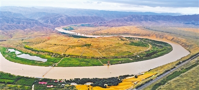 <p>    沙坡頭段黃河風(fēng)光</p>