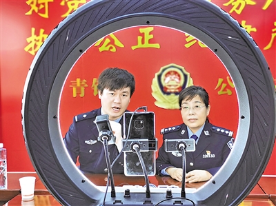 公安民警走進直播間宣傳防范電詐。<br/>　?。▓D片由受訪單位提供）