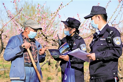     公安民警田間地頭講解防詐知識。<br/>　?。▓D片由受訪單位提供）