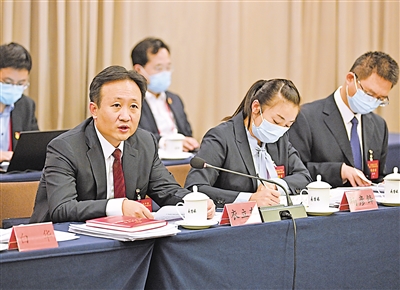 連日來，參加中國共產(chǎn)黨第二十次全國代表大會的寧夏代表認真學(xué)習(xí)討論黨的二十大報告。   本報記者 左鳴遠 攝