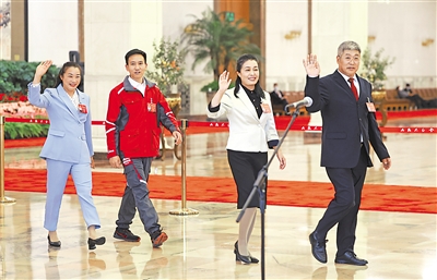 10月22日，楊彥鋒、宋學文、祁洪芳、李紹杰代表（自左至右）步入黨的二十大“黨代表通道”。新華社發(fā)