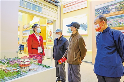     觀眾在寧夏展區(qū)詳細(xì)了解閩寧鎮(zhèn)的發(fā)展歷程。
