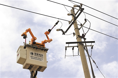     2022年4月8日，國網(wǎng)銀川供電公司員工利用帶電作業(yè)機器人開展用電負荷接入工作。
    本報通訊員 田滿潮 袁宏彥 攝