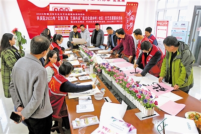 11月21日，文藝文化志愿者們揮筆寫字、潑墨作畫，為促進(jìn)鄉(xiāng)村文化繁榮助力。當(dāng)天，銀川市興慶區(qū)文聯(lián)組織部分文藝文化志愿者，走進(jìn)掌政鎮(zhèn)茂盛村，開展送文化進(jìn)鄉(xiāng)村志愿服務(wù)活動。本報通訊員 邵軒 攝