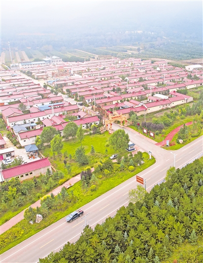     依托六盤山國家森林公園、老龍?zhí)毒皡^(qū)等生態(tài)資源，涇源縣大力發(fā)展農(nóng)家樂，帶動(dòng)村民增收致富。