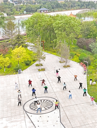     清水河流過固原市原州區(qū)，河道兩岸生態(tài)優(yōu)美，成為市民的休閑場所。