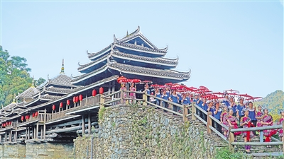     8月26日，三江侗族自治縣程陽八寨景區(qū)。程陽八寨位于三江侗族自治縣林溪鎮(zhèn)，立足中國侗族原生態(tài)旅游資源，通過旅游銷售油茶、茶葉、侗族工藝品等提高群眾收入。