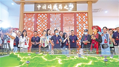     8月24日，記者一行走進“中國瑤醫(yī)藥之鄉(xiāng)”廣西來賓市金秀瑤族自治縣。