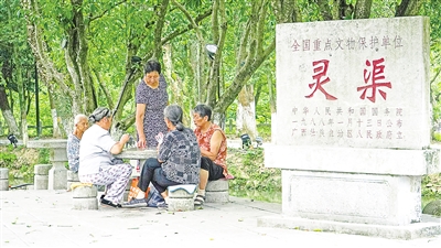     靈渠位于廣西壯族自治區(qū)桂林市興安縣，全長36.4公里，是連接長江流域和珠江流域的一條古代運河。水清岸綠渠暢景美，每年吸引游客100多萬人次。