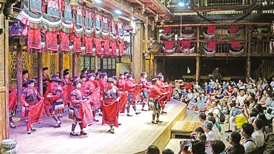    8月27日，在廣西桂林市龍勝各族自治縣龍脊鎮(zhèn)黃洛瑤寨，紅瑤姑娘表演曬紅衣，紅瑤梳長發(fā)等特色活動。黃洛瑤寨共有83戶，348人，獲評“首批中國少數(shù)民族特色村寨”。