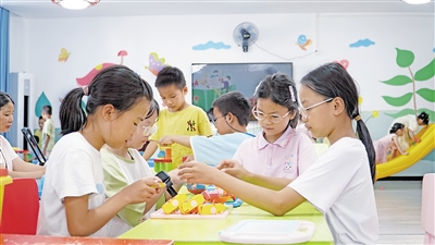     柳州市三江侗族自治縣古宜鎮(zhèn)南站社區(qū)兒童活動室，小朋友在玩游戲。
