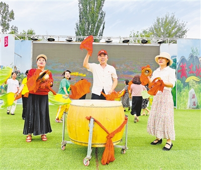 黃土地文化藝術(shù)團(tuán)演出現(xiàn)場(chǎng)。